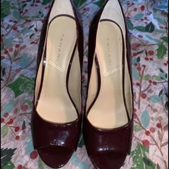 TAHARI HEELS  8 1/2 - Picture 2 of 2